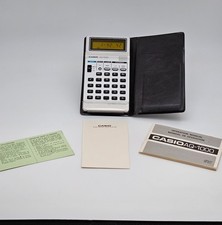 Calcolatrice elettronica vintage Casio AQ-1000 con custodia e manuali - campione di vendita