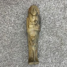 Antica figura egizia in pietra