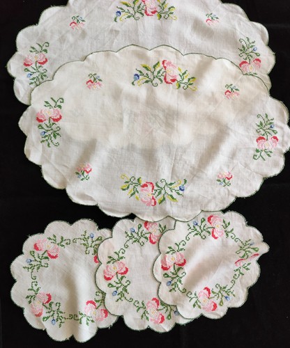 Set centrini ricamati mano - set,