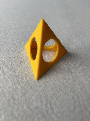 Treppiede piramide triangolo