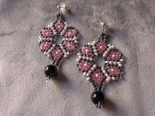 Orecchini Fiore Pendenti Perla Nera Boho Realizzati A Mano. Rosa/Avorio/Nero