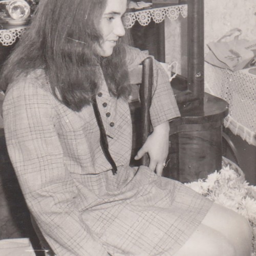 Elegante giovane donna seduta