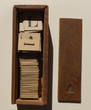 Astuccio contenente lettere dell'alfabeto per bambini, anni '40. Cm. 13x5x4,5.