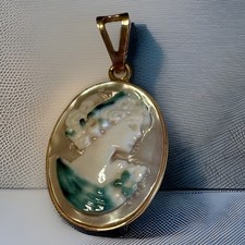 Insolito guscio italiano in oro 14 kt, intagliato con verde 