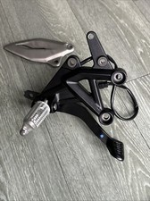 TRIUMPH Daytona 660, pedana