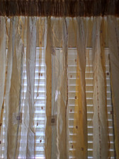 Tenda da interno semitrasparente colore giallo oro con strisce a fantasia usata