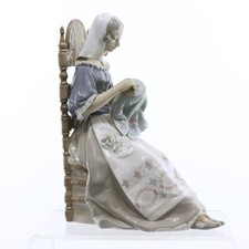 LLADRO EMBROIDERER LADY