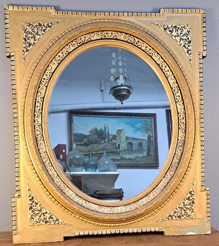 Specchio con cornice dorata