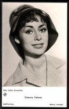 Musicista Caterina Valente in posa con cappello, cartolina 