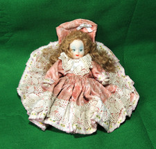 Bambola in porcellana vintage