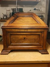 Elemosiniere con anche la