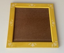 CORNICE QUADRATA IN LEGNO DIPINTO COLORE GIALLO MISURA 36X36 cm