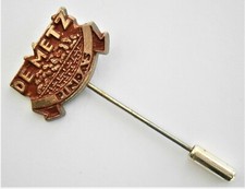 V107) Vintage De Metz Pinda’s Peanuts tie lapel pin badge