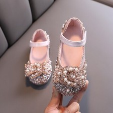 Nuove scarpe per bambini