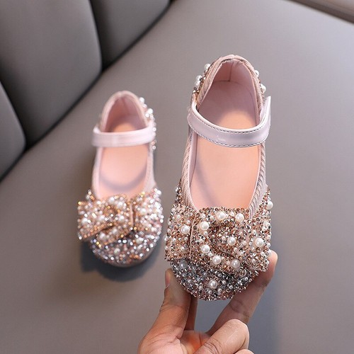 Nuove scarpe per bambini