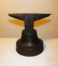 ANTICO INCUDINE IN FERRO ORAFO O OROLOGIAIO