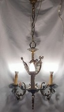 Lampadario a sospensione in bronzo dorato e fiori capodimonte