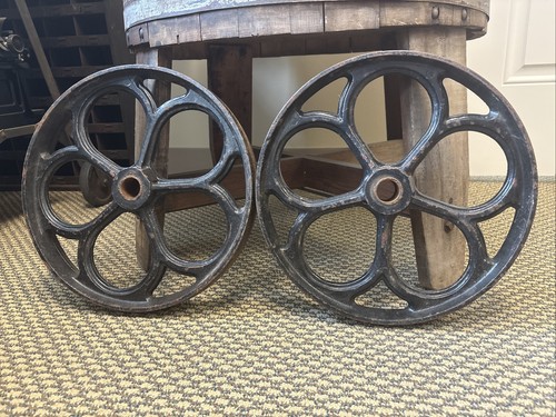 Antico carrello fabbrica ruote