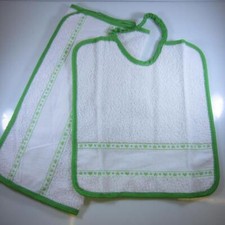 SET ASILO 2 PEZZI (SALVIETTA+BAVAGLIA) "CUORI E STELLE" VERDE CON AIDA RICAMO