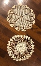 SET 2 Centrini 25 cm lavorati a TOMBOLO Cantù OTTIME CONDIZIONI