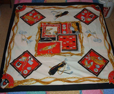 GRANDE FOULARD VINTAGE DECORATO CON DIVERSI MOTIVI