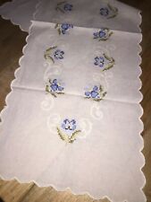 Runner fatto di ricamo a mano con viole blu orlo intaglio fatto a mano Vintage 