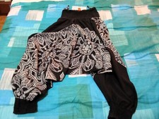 Pantaloni harem bianco e nero