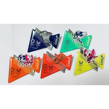 Distintivo spilla olimpiadi di Tokyo Asics set completo con bonus