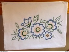 RIC03 - COPRICUSCINO RICAMATO A MANO