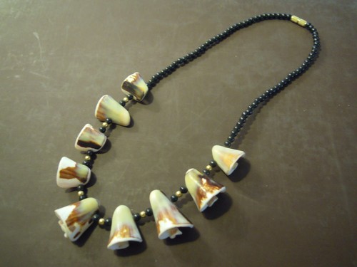 Collana con piccole conchiglie - con,