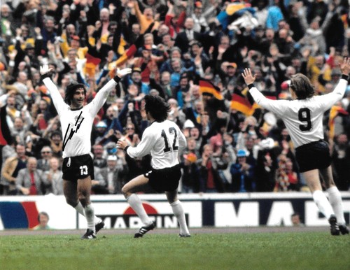 Gerd muller festeggia gol - muller,