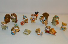 8 petites figurines monobloc