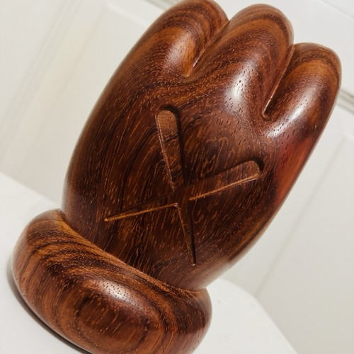 Kaws giswil more wooden hand - giswil,