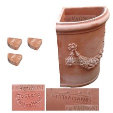 Vaso Angolare Alto con Piedini