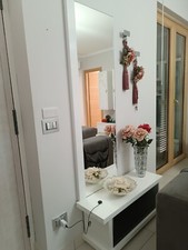 Ingresso in ottime condizioni, composto da specchio, mobiletto e appendini. 