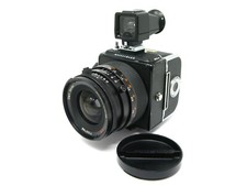 Fotocamera Hasselblad 903SWC con obiettivo Carl Zeiss Biogon 38 mm f4.5 T* e retro pellicola
