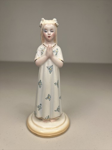 Statuina ragazza che - , prega