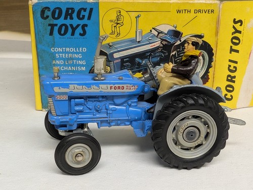 Corgi toys ford 5000 - ford,