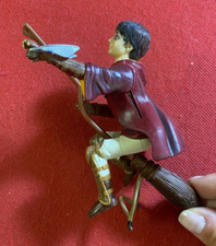 HARRY POTTER LA CAMERA DEI SEGRETI Action Figure su scopa volante H. 10 cm