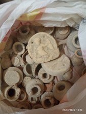 antica terracotta e vasetti inclusi targhe di personaggi a rilievo