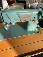 Macchina da cucire SINGER 327 K con mobile custodia.