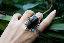 Anello con pietre preziose