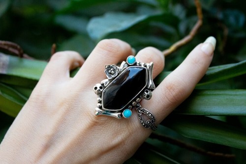 Anello con pietre preziose