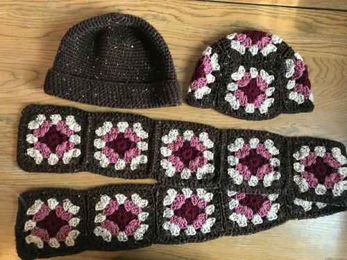 Cappello sciarpa lavorati a - e,
