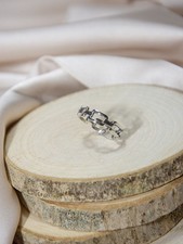 Elegante anello a maglie con