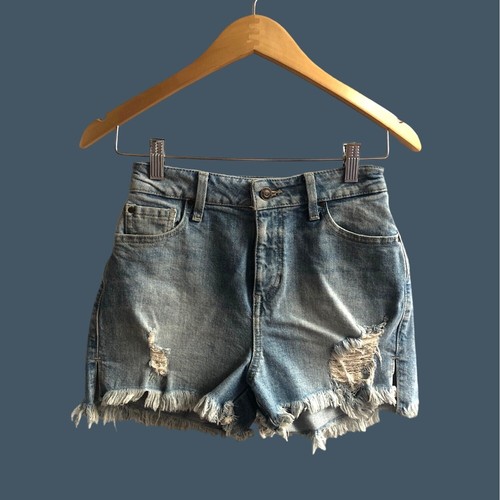Guess est 1981 - -, est.