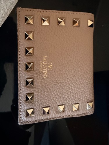 Authentic valentino garavani - authentic,