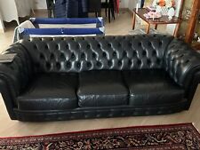 Divano Chester in pelle nera.  Ottimo stato, 3 posti. 