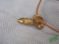 Ciondolo e cordoncino fallico