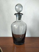 Bottiglia in vetro soffiato di un bellissimo colore grigio/blu.